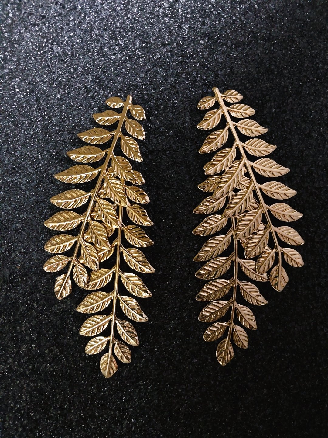 Leaf stem textured gold earrings