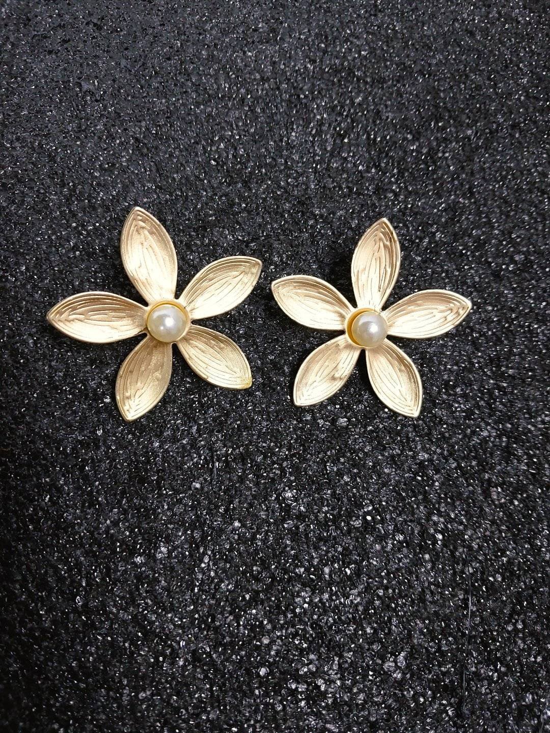 Floral earrings with pearl stud
